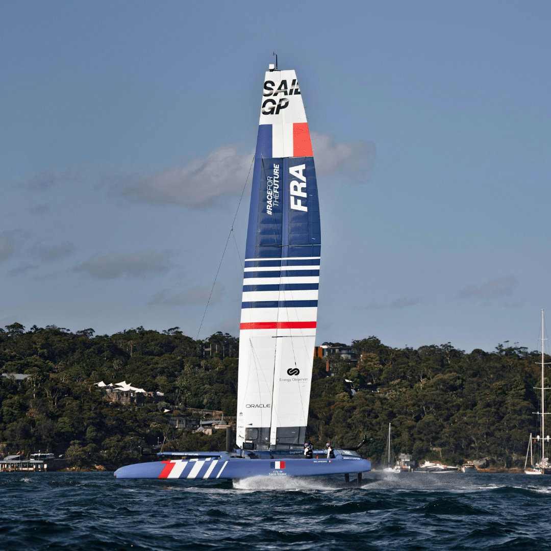 Voilier français lors d'une compétition nautique et équipé d'un boitier électronique conçu par Selva