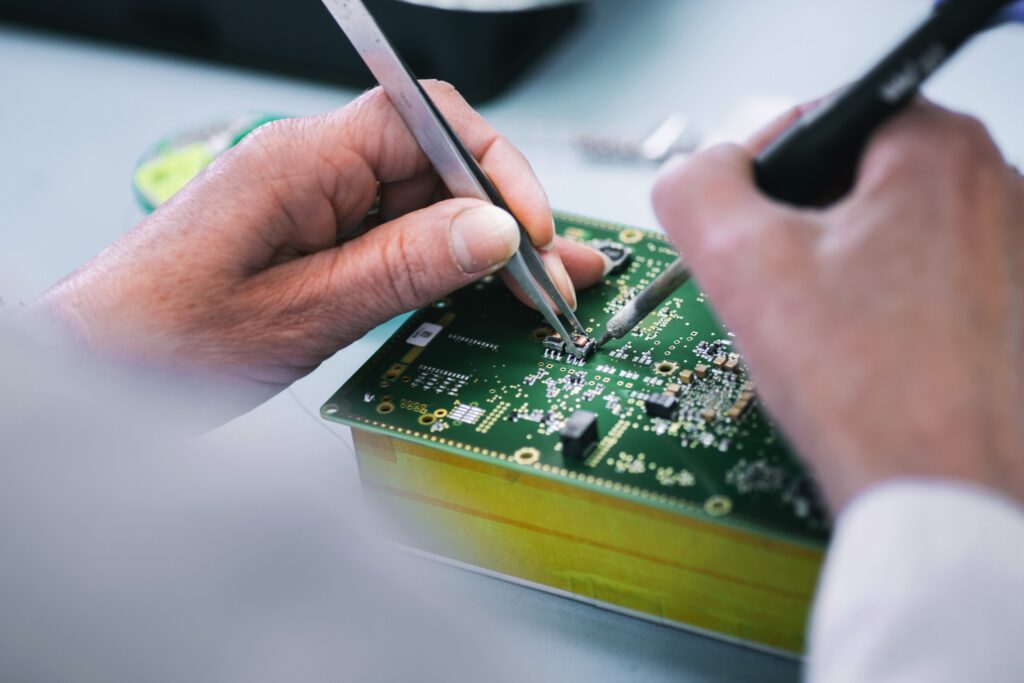 cableuse sur carte électronique